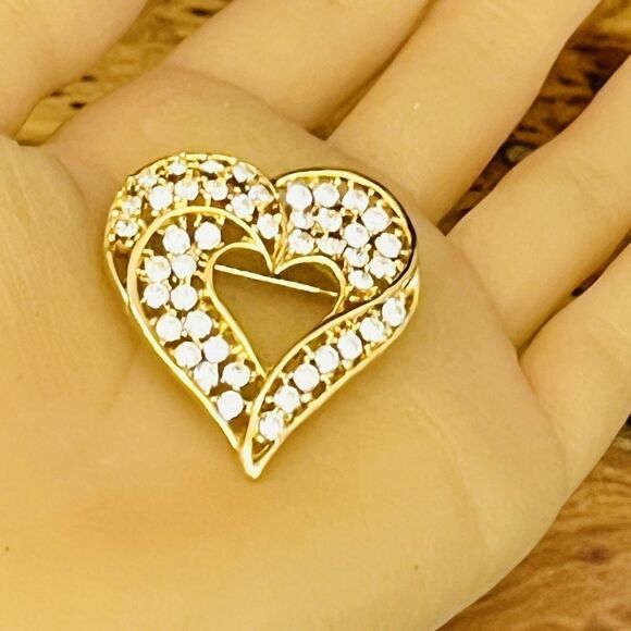 Vintage Rhinestone Crystal Brooch Lacy Filigree Heart Gold Tone BEAUTIFUL 1486 - Picture 2 of 8